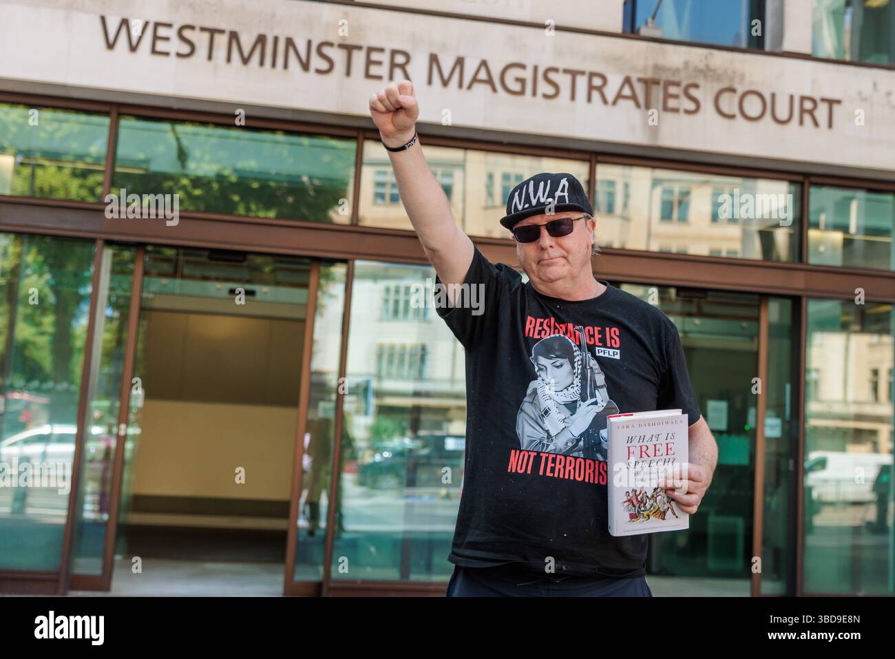 Westminster Magistrates Court, London, Großbritannien. Mai 2025. Dylan Evans, aus Hove, East Sussex, verlässt das Gericht der Westminster Magistrates mit einem „Resistance is Not Terror“-T-Shirt nach seinem Gerichtserscheinen heute Morgen. Herr Evans, der sich selbst vertreten hat, wird angeklagt, in einem Fall um Unterstützung für die verbotene Organisation gebeten zu haben, und in zwei Fällen, in denen er beabsichtigt, Rassenhass zu schüren, entgegen Paragraph 19 des Gesetzes über öffentliche Ordnung 1986.nach seinen Beiträgen in den sozialen Medien im Oktober 2023. Quelle: Amanda Rose/Alamy Live News Stockfoto