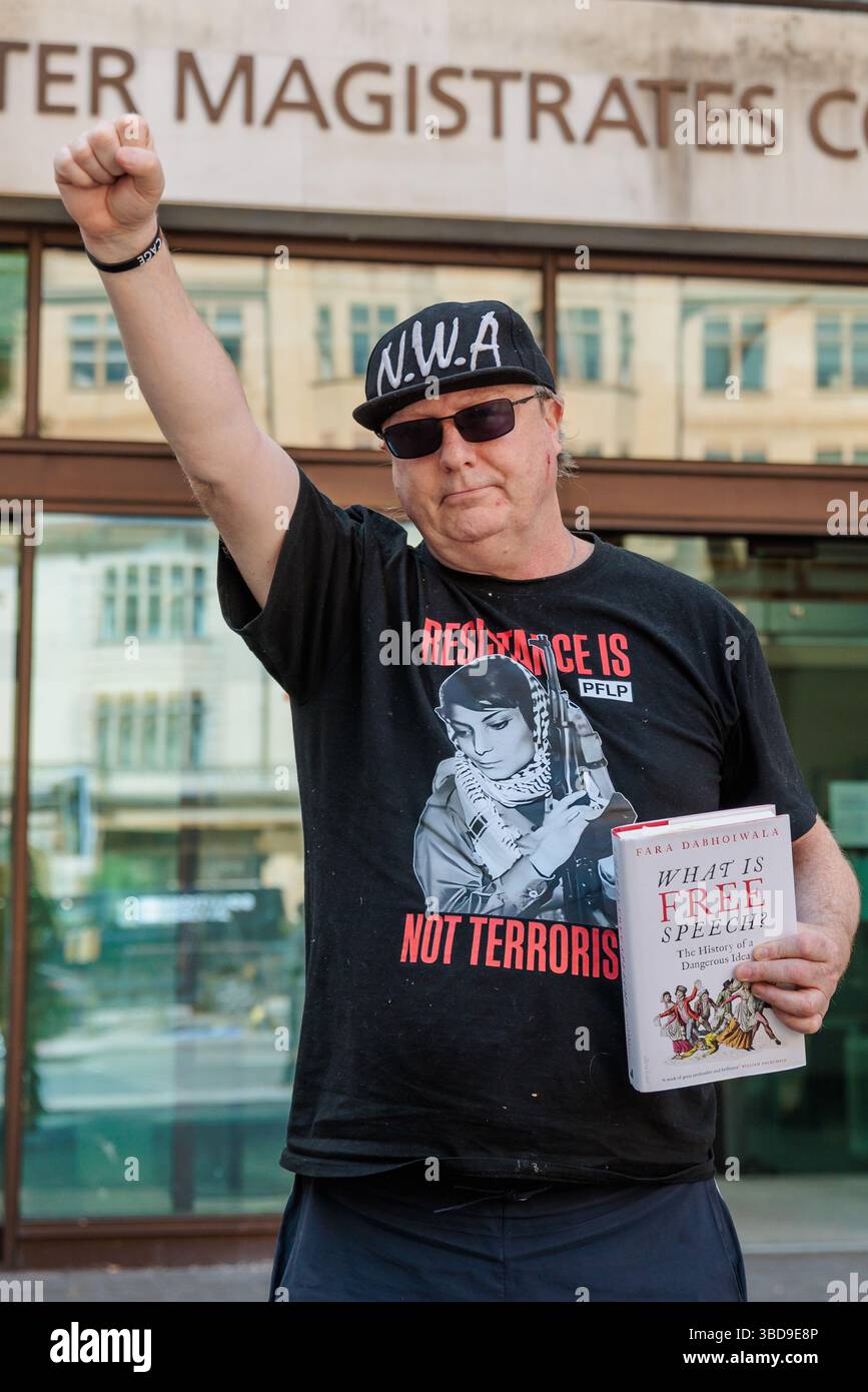 Westminster Magistrates Court, London, Großbritannien. Mai 2025. Dylan Evans, aus Hove, East Sussex, verlässt das Gericht der Westminster Magistrates mit einem „Resistance is Not Terror“-T-Shirt nach seinem Gerichtserscheinen heute Morgen. Herr Evans, der sich selbst vertreten hat, wird angeklagt, in einem Fall um Unterstützung für die verbotene Organisation gebeten zu haben, und in zwei Fällen, in denen er beabsichtigt, Rassenhass zu schüren, entgegen Paragraph 19 des Gesetzes über öffentliche Ordnung 1986.nach seinen Beiträgen in den sozialen Medien im Oktober 2023. Quelle: Amanda Rose/Alamy Live News Stockfoto