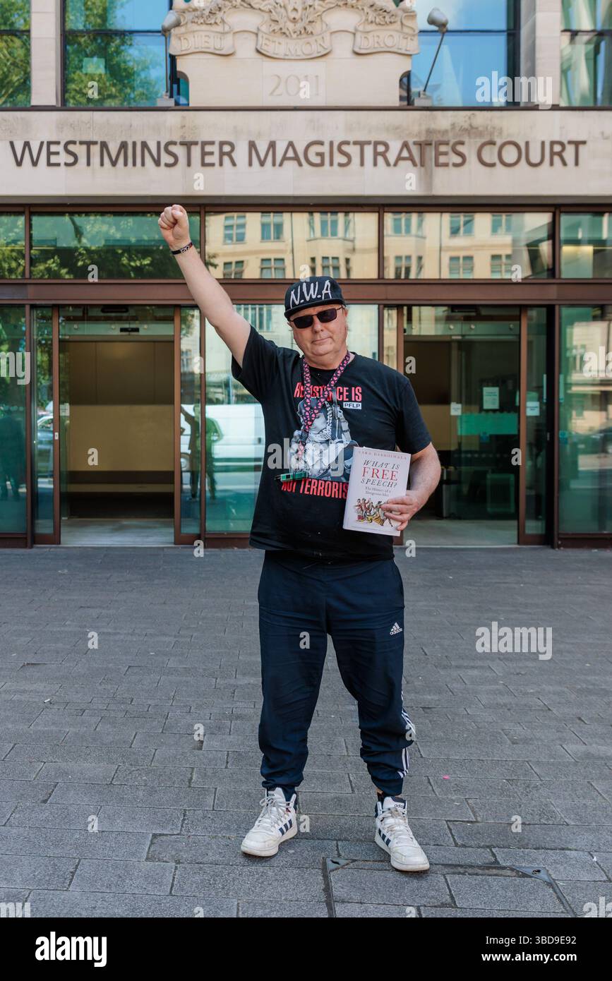 Westminster Magistrates Court, London, Großbritannien. Mai 2025. Dylan Evans, aus Hove, East Sussex, verlässt das Gericht der Westminster Magistrates mit einem „Resistance is Not Terror“-T-Shirt nach seinem Gerichtserscheinen heute Morgen. Herr Evans, der sich selbst vertreten hat, wird angeklagt, in einem Fall um Unterstützung für die verbotene Organisation gebeten zu haben, und in zwei Fällen, in denen er beabsichtigt, Rassenhass zu schüren, entgegen Paragraph 19 des Gesetzes über öffentliche Ordnung 1986.nach seinen Beiträgen in den sozialen Medien im Oktober 2023. Quelle: Amanda Rose/Alamy Live News Stockfoto
