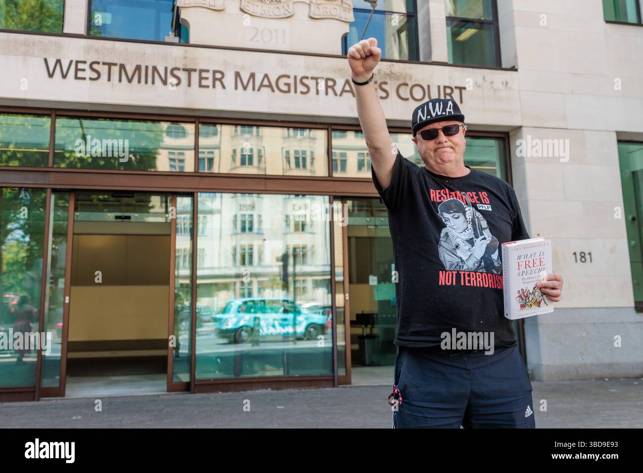 Westminster Magistrates Court, London, Großbritannien. Mai 2025. Dylan Evans, aus Hove, East Sussex, verlässt das Gericht der Westminster Magistrates mit einem „Resistance is Not Terror“-T-Shirt nach seinem Gerichtserscheinen heute Morgen. Herr Evans, der sich selbst vertreten hat, wird angeklagt, in einem Fall um Unterstützung für die verbotene Organisation gebeten zu haben, und in zwei Fällen, in denen er beabsichtigt, Rassenhass zu schüren, entgegen Paragraph 19 des Gesetzes über öffentliche Ordnung 1986.nach seinen Beiträgen in den sozialen Medien im Oktober 2023. Quelle: Amanda Rose/Alamy Live News Stockfoto