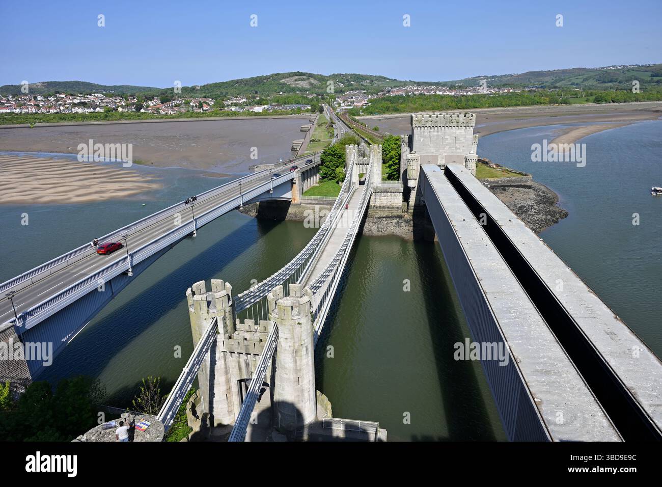 Conwy Hängebrücke und Conwy Railway Bridge (North Wales Coast Line) und Conwy Road, Wales UK Stockfoto