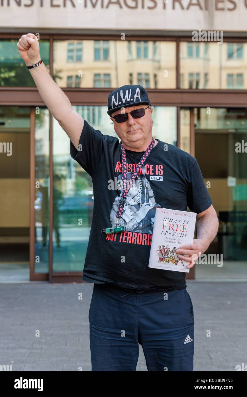 Westminster Magistrates Court, London, Großbritannien. Mai 2025. Dylan Evans, aus Hove, East Sussex, verlässt das Gericht der Westminster Magistrates mit einem „Resistance is Not Terror“-T-Shirt nach seinem Gerichtserscheinen heute Morgen. Herr Evans, der sich selbst vertreten hat, wird angeklagt, in einem Fall um Unterstützung für die verbotene Organisation gebeten zu haben, und in zwei Fällen, in denen er beabsichtigt, Rassenhass zu schüren, entgegen Paragraph 19 des Gesetzes über öffentliche Ordnung 1986.nach seinen Beiträgen in den sozialen Medien im Oktober 2023. Quelle: Amanda Rose/Alamy Live News Stockfoto