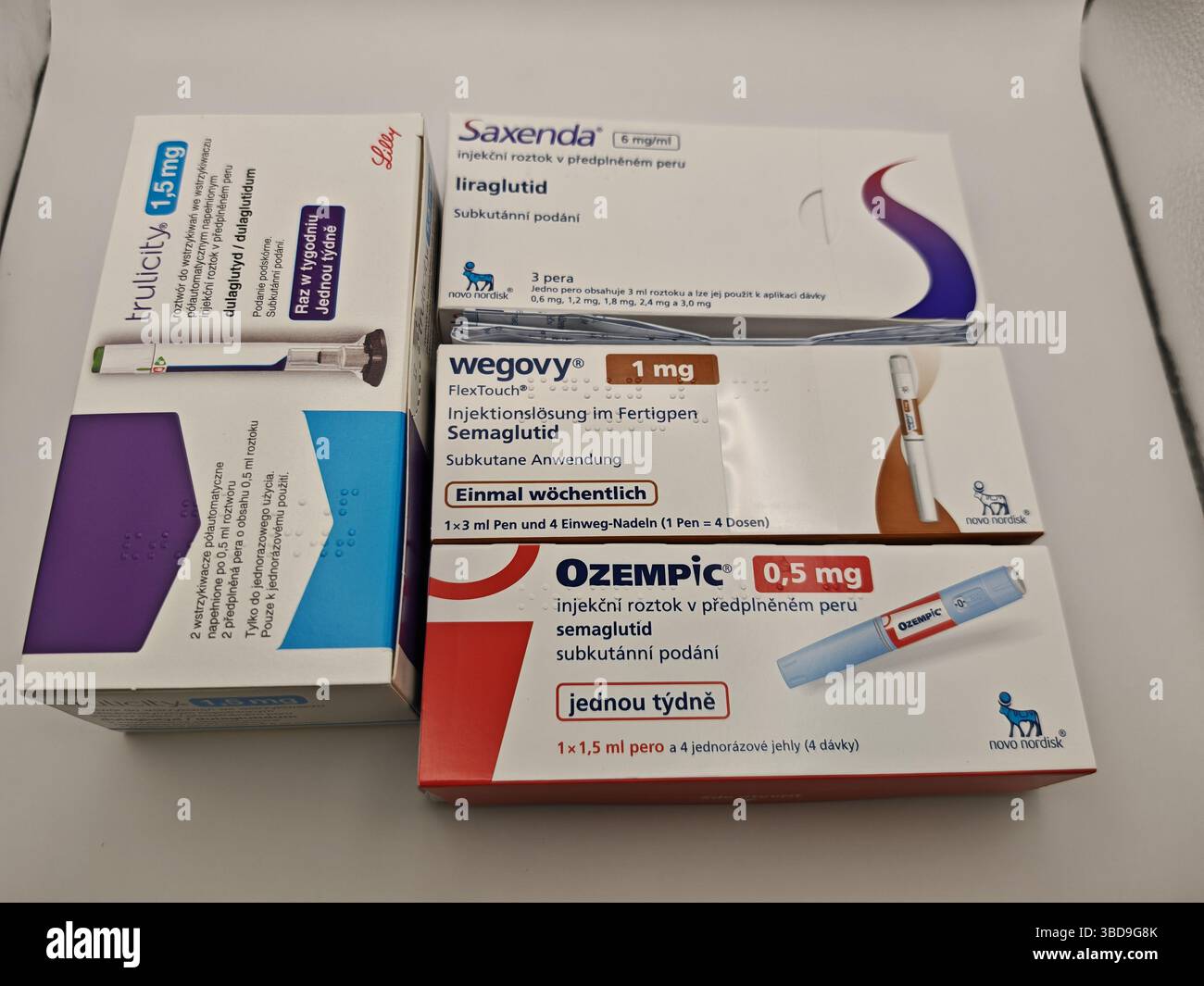 Prag, Tschechische Republik – 6. Mai 2025: Wegovy, Ozempic, Saxenda und Trulicity – moderne GLP-1-Agonisten-Medikamente zur Gewichtsreduktion und Typ-2-Diabetes mA Stockfoto