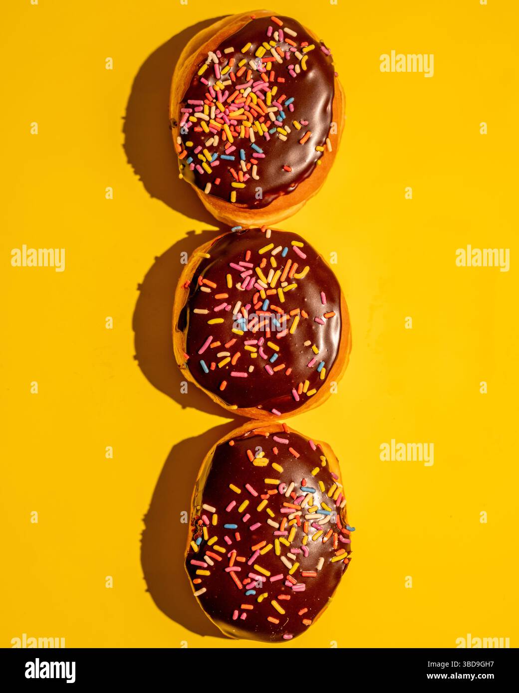 Boston Creme Donuts auf gelbem Hintergrund Stockfoto