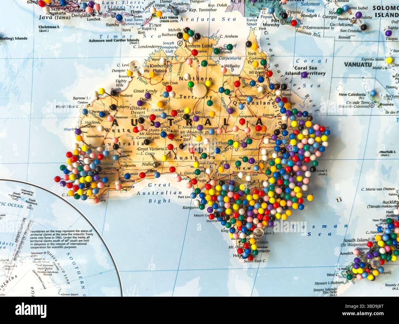 Weltkarte isoliert auf südamerika australien mit mehrfarbigen Stiften - Smartphone-aufgenommenes Stockfoto
