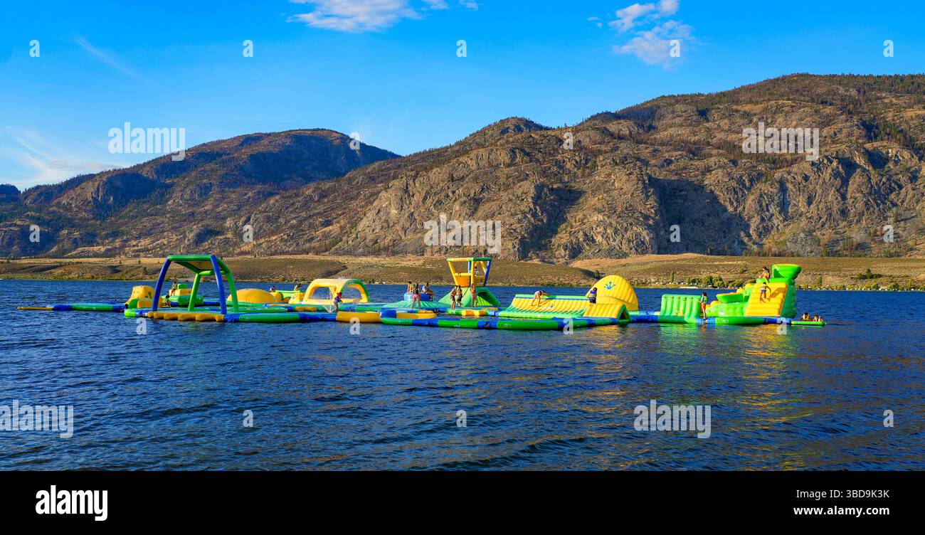 Der schwimmende Wasserpark Wibit im Gyro Beach Park am Ufer des Osoyoos Lake in Osoyoos im Süden des Okanagan Valley in British Columbia, Kanada Stockfoto