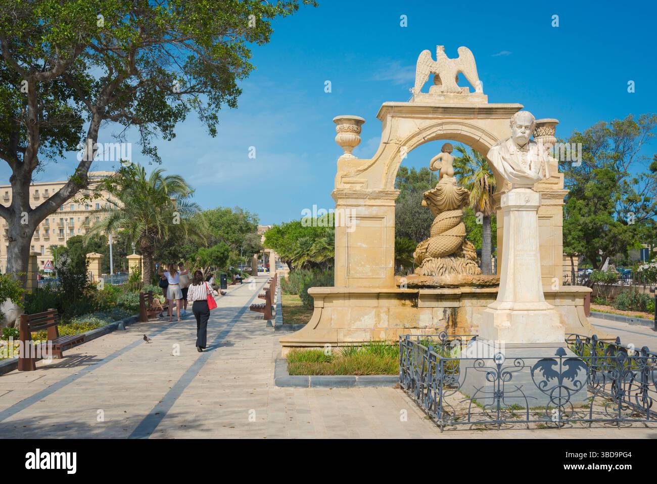 Floriana Malta, im Sommer Blick auf die Mall, ein malerischer Pfad, der sich durch die Maglio Gärten im Stadtteil Floriana, Valletta, Malta, erstreckt Stockfoto