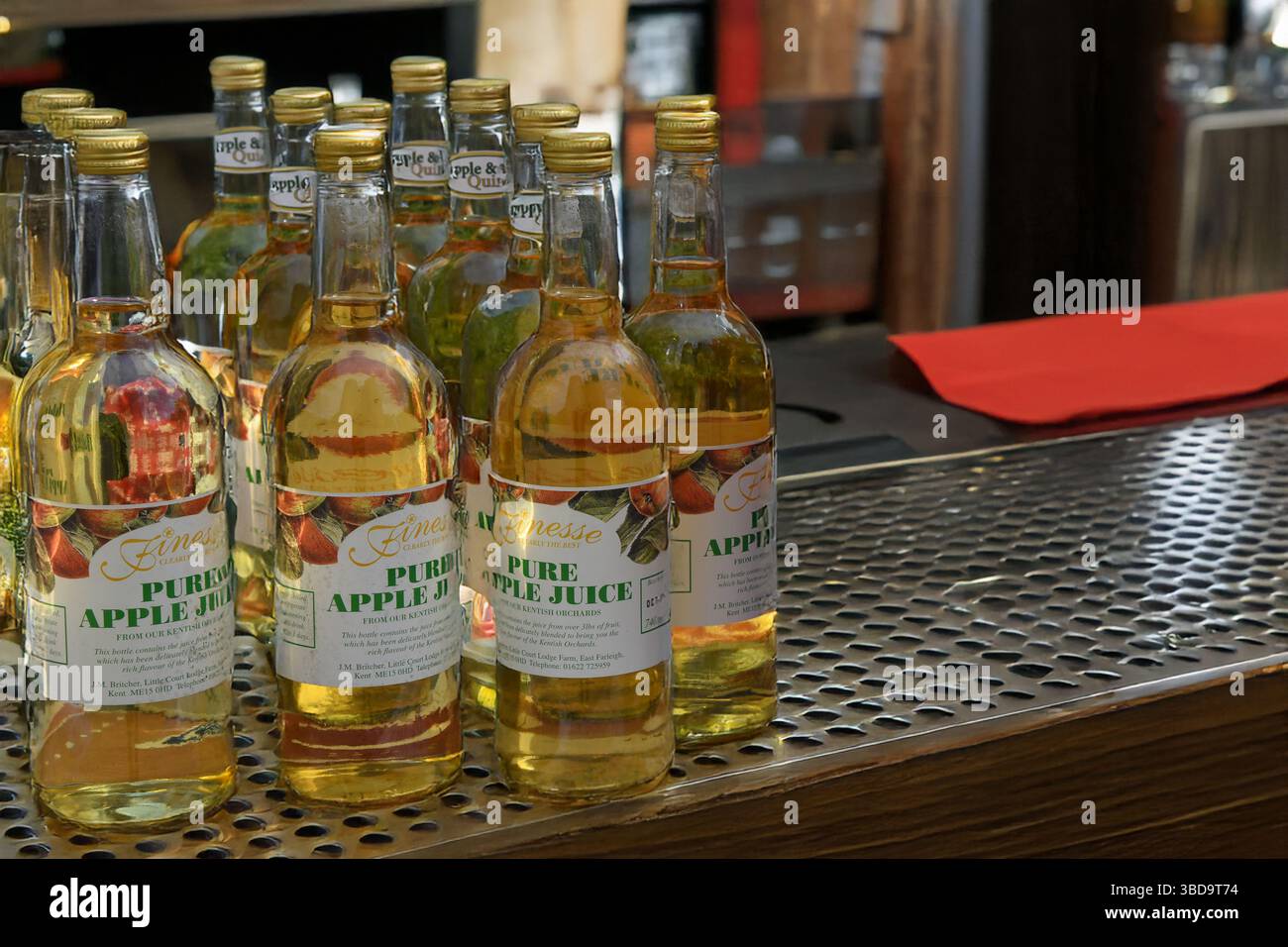 Apfelsaftflaschen in einer Bar Stockfoto