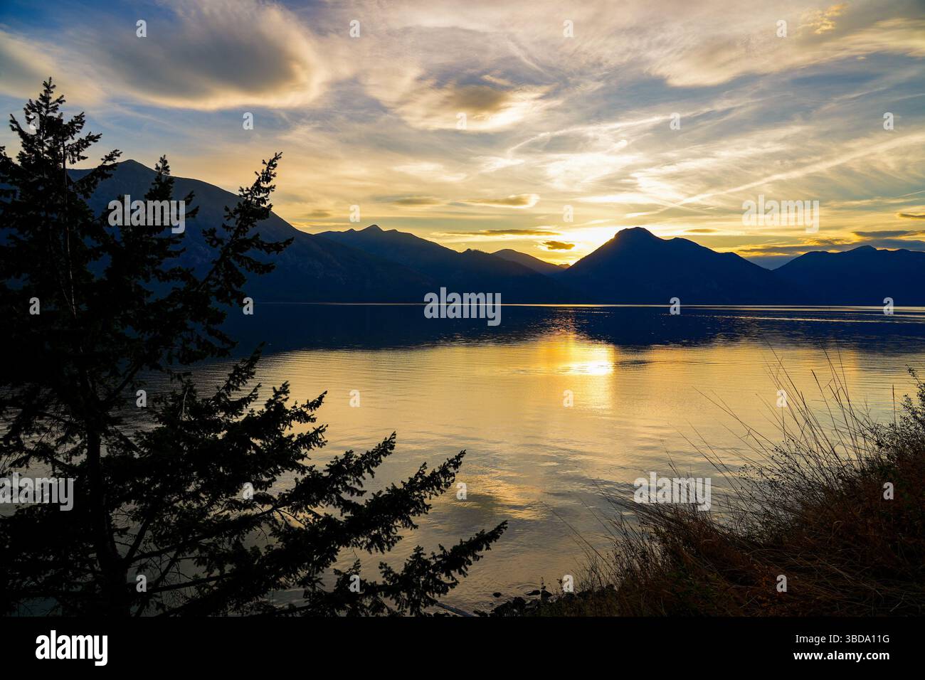 Sonnenuntergang über dem Wasser des Kootenay Lake in British Columbia, Kanada Stockfoto