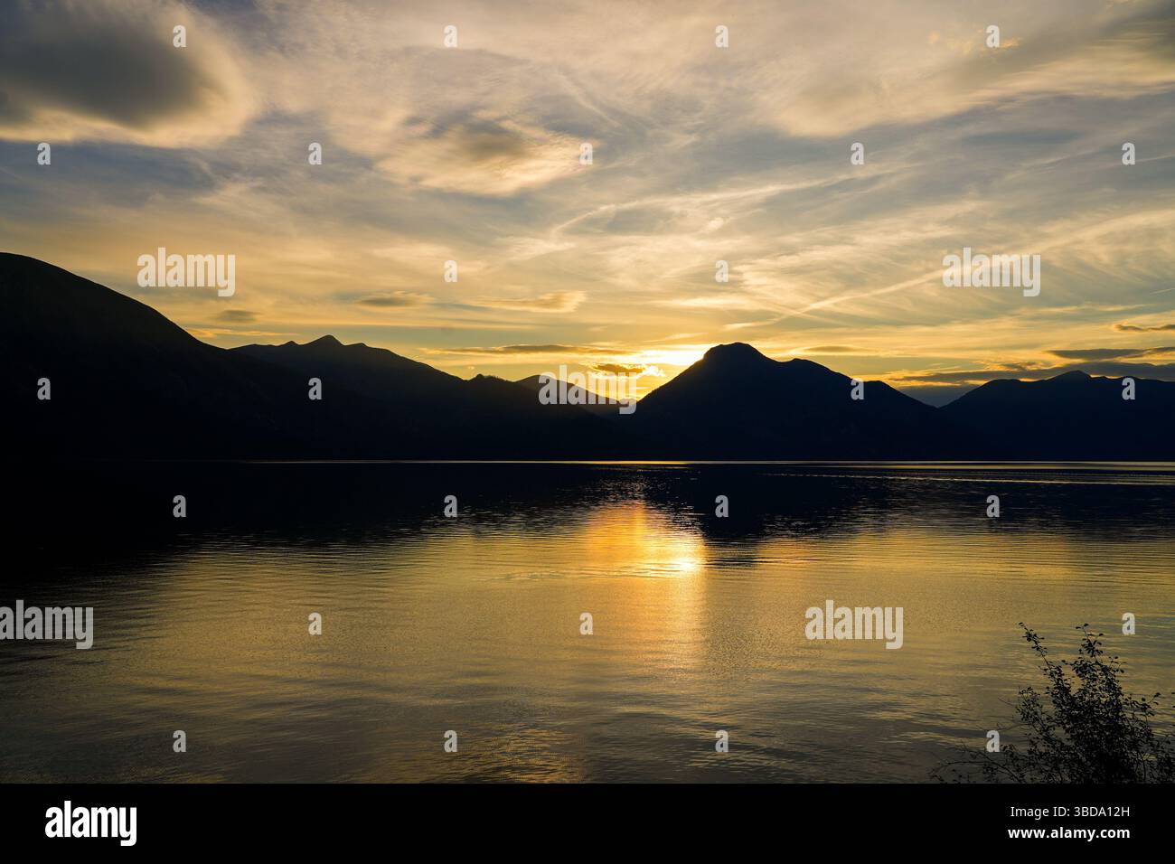 Sonnenuntergang über dem Wasser des Kootenay Lake in British Columbia, Kanada Stockfoto