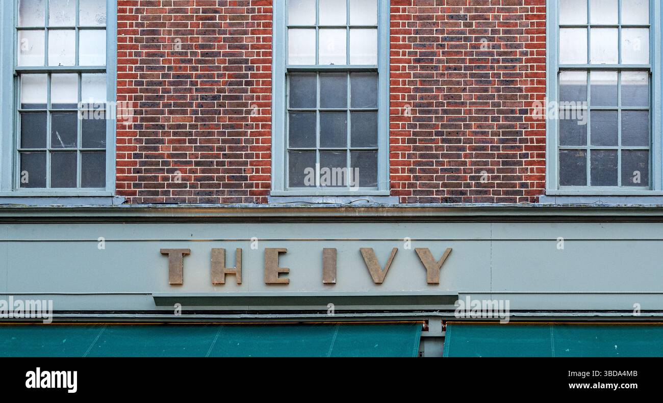 Die Ivy Chichester Brasserie liegt an der belebten East Street. Stockfoto