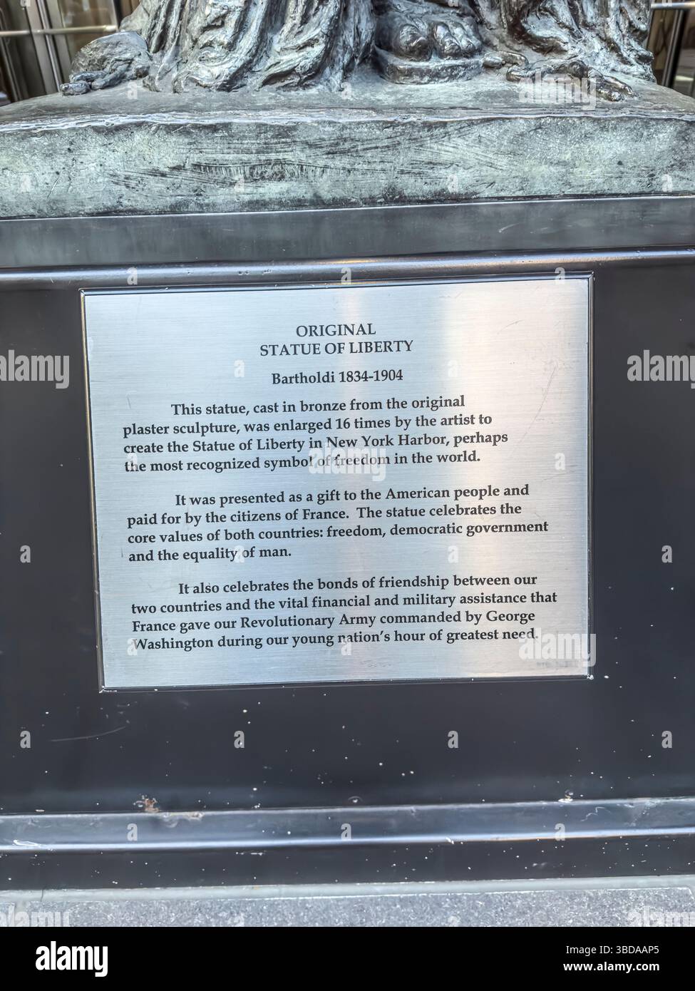 Schild für die ursprüngliche Freiheitsstatue, Skulptur von Frédéric Auguste Bartholdi, ausgestellt in der East 61st Street, New York City, NY, USA - Smartphone-aufgenommenes Stockfoto