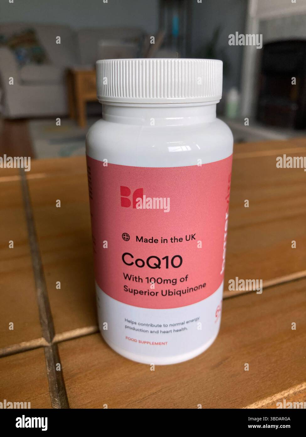 Eine Flasche Vitamin CoQ10 mit überlegenem Ubichinon - Smartphone-aufgenommenes Stockfoto