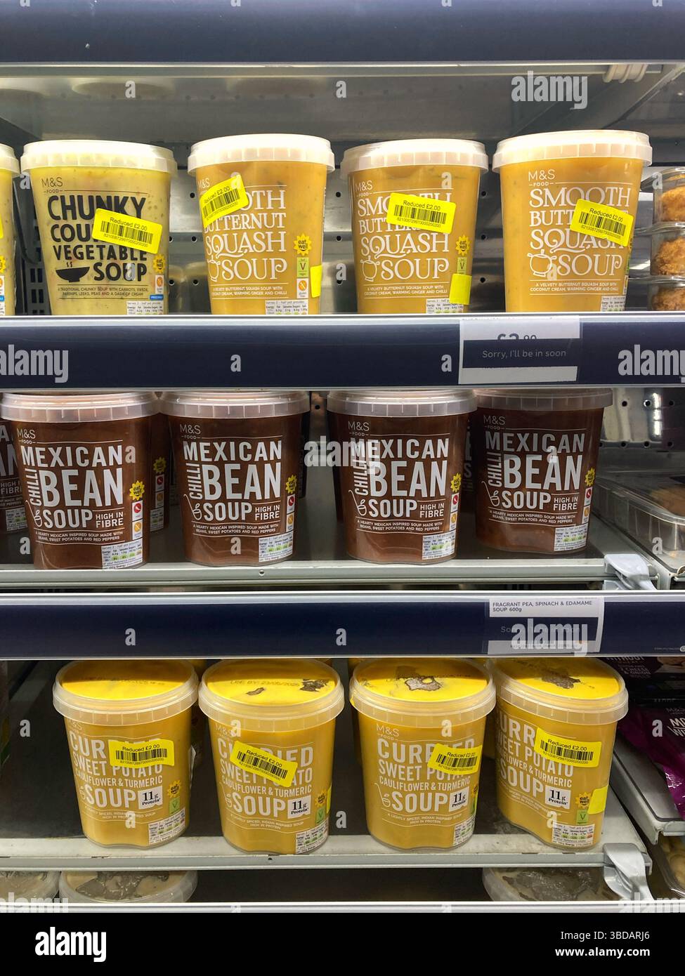 Auswahl an individuellen Suppenkartons zum Verkauf bei Marks & Spencer in einem gekühlten Schrank, mexikanische Bohnen, Butternusskürbis und Curry Sweet Potato Suppe, Großbritannien Stockfoto