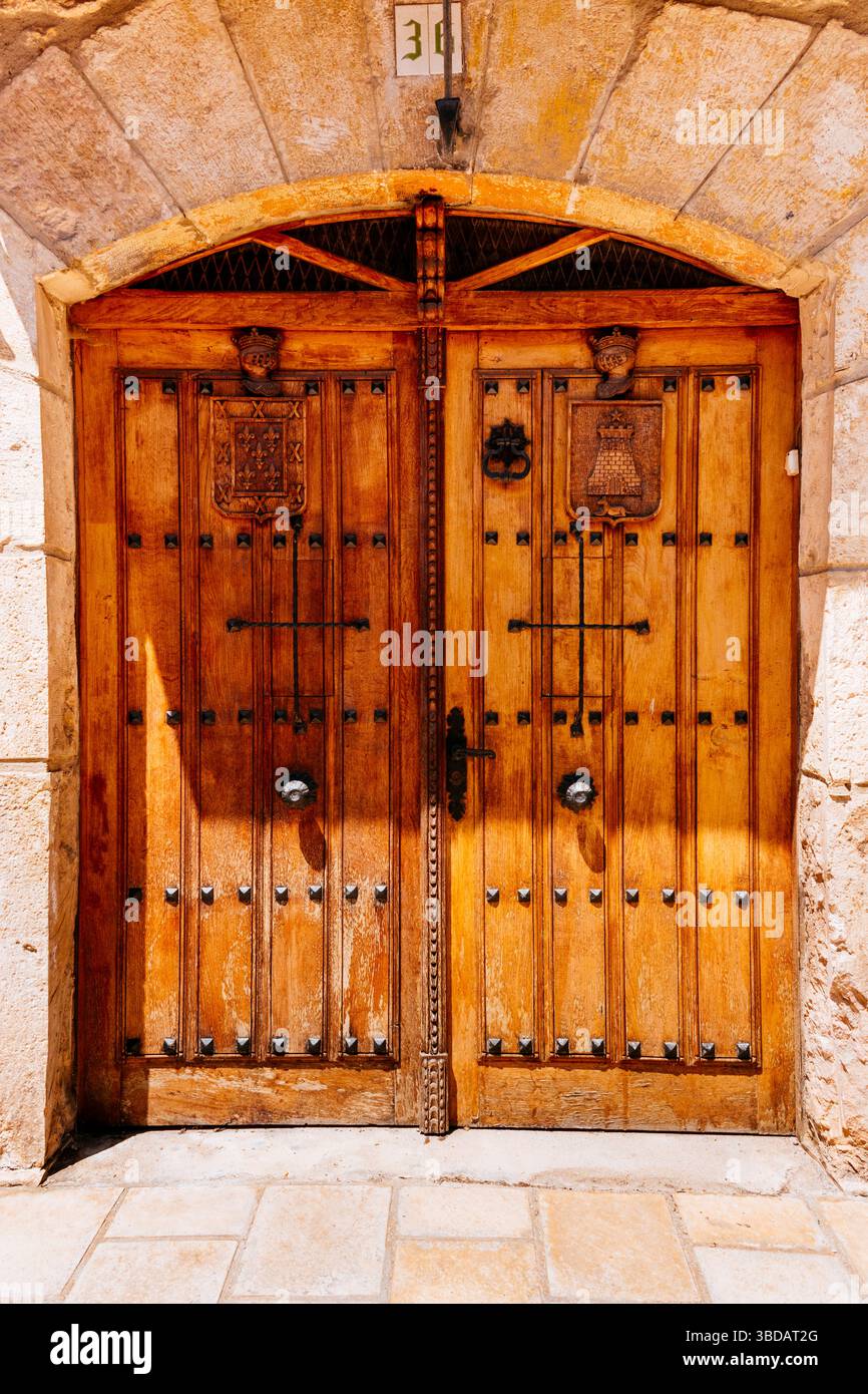 Geschnitzte Holztür. Pancorbo, Burgos, Castilla y Leon, Spanien, Europa Stockfoto