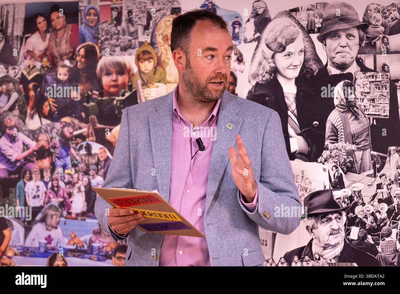 Cllr Mark Roberts, Leiter des Stockport Council, spricht eine Menge an, als er Stockroom eröffnet, ein neues kulturelles und kreatives Zentrum im Wert von 14,5 Millionen Pfund in Merseyway, Stockport, das entworfen wurde, um die Anzahl der Menschen zu erhöhen und im Rahmen der 1 Milliarde Pfund umfassenden Transformation des Stockport Council zusammenzubringen. Bilddatum: Freitag, 23. Mai 2025. Stockfoto