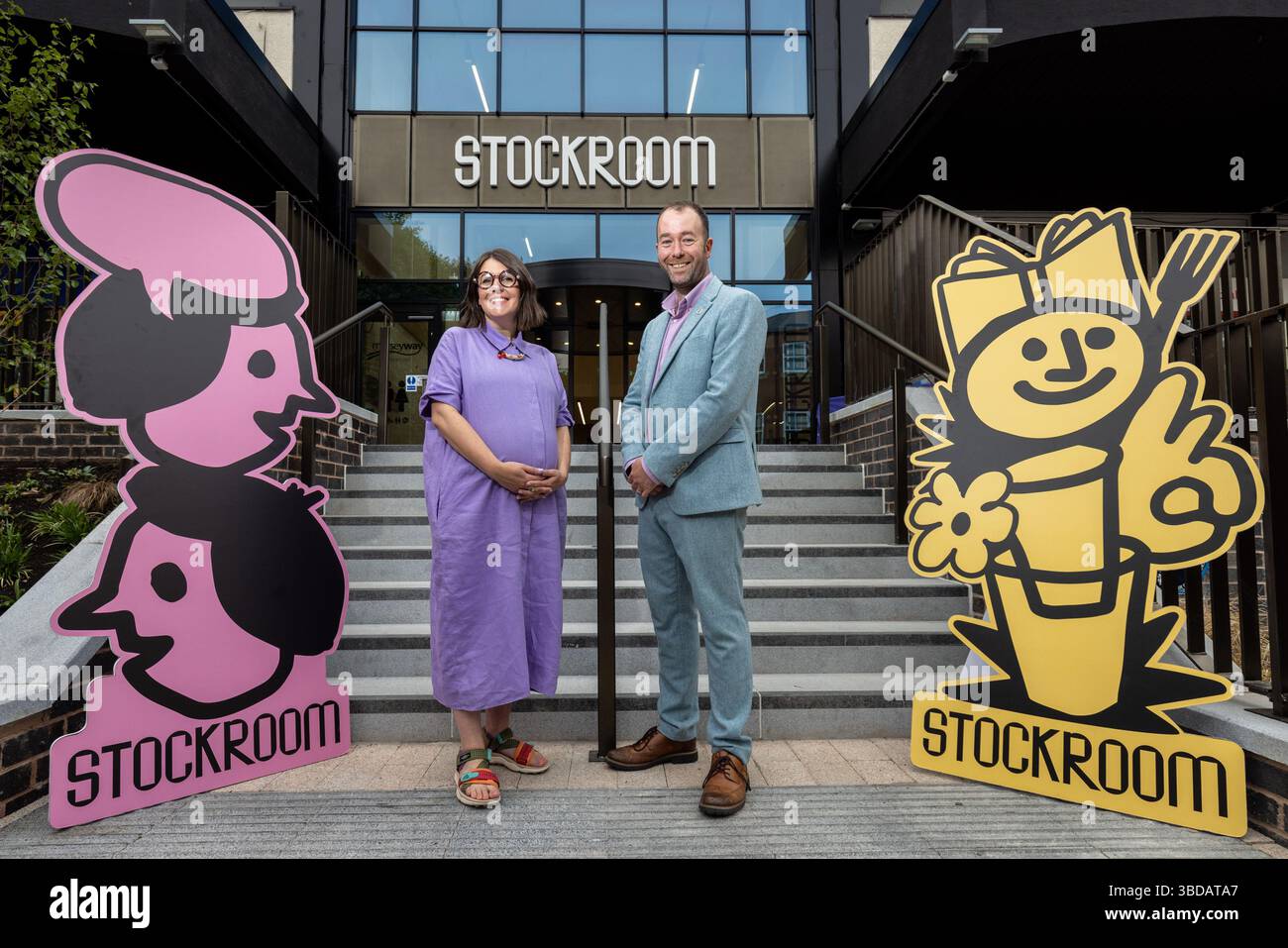 Cllr Mark Roberts, Leiter des Stockport Council, spricht eine Menge an, als er Stockroom eröffnet, ein neues kulturelles und kreatives Zentrum im Wert von 14,5 Millionen Pfund in Merseyway, Stockport, das entworfen wurde, um die Anzahl der Menschen zu erhöhen und im Rahmen der 1 Milliarde Pfund umfassenden Transformation des Stockport Council zusammenzubringen. Bilddatum: Freitag, 23. Mai 2025. Stockfoto