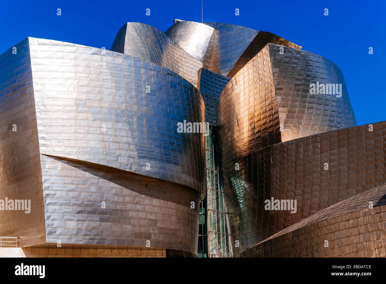 Detail der Architektur des Guggenheim Museums Bilbao. Museum für moderne und zeitgenössische Kunst, entworfen vom Architekten Frank Gehry in Bilbao, Baskenland Stockfoto