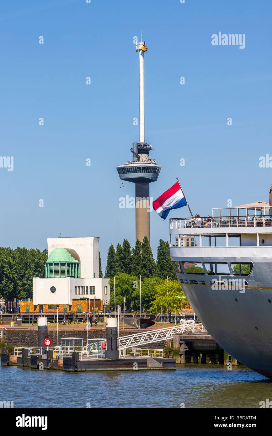 CSkyline mit dem berühmten Euromast-Turm und schwimmendem chinesischem Restaurant in Rotterdam, Niederlande Stockfoto