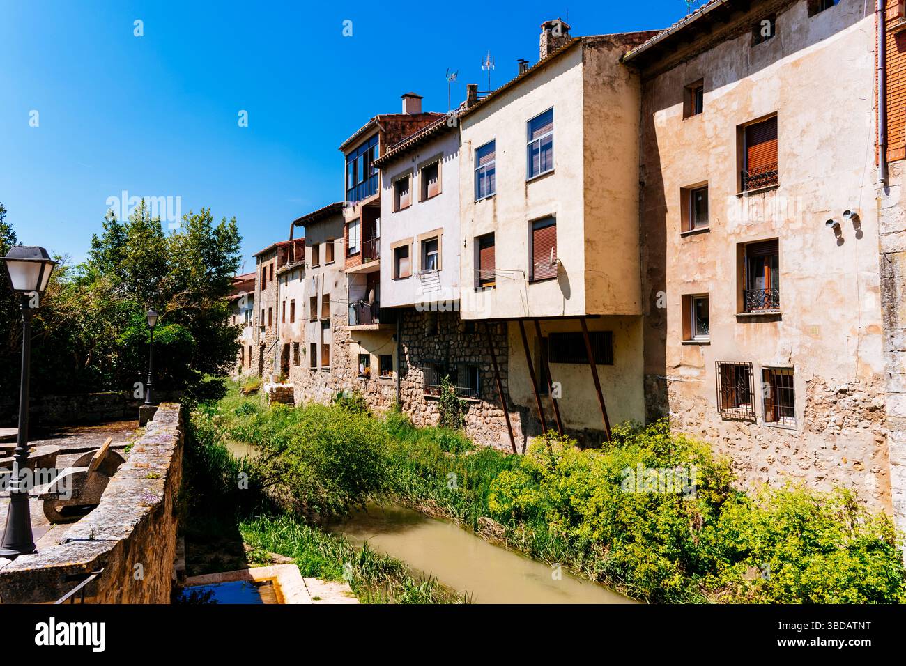 Hinterfassaden von Häusern am Oroncillo River. Der Oroncillo River, ein Nebenfluss des Ebro River, ist derjenige, der die Pancorbo Gorge ausgemeißelt hat. Stockfoto