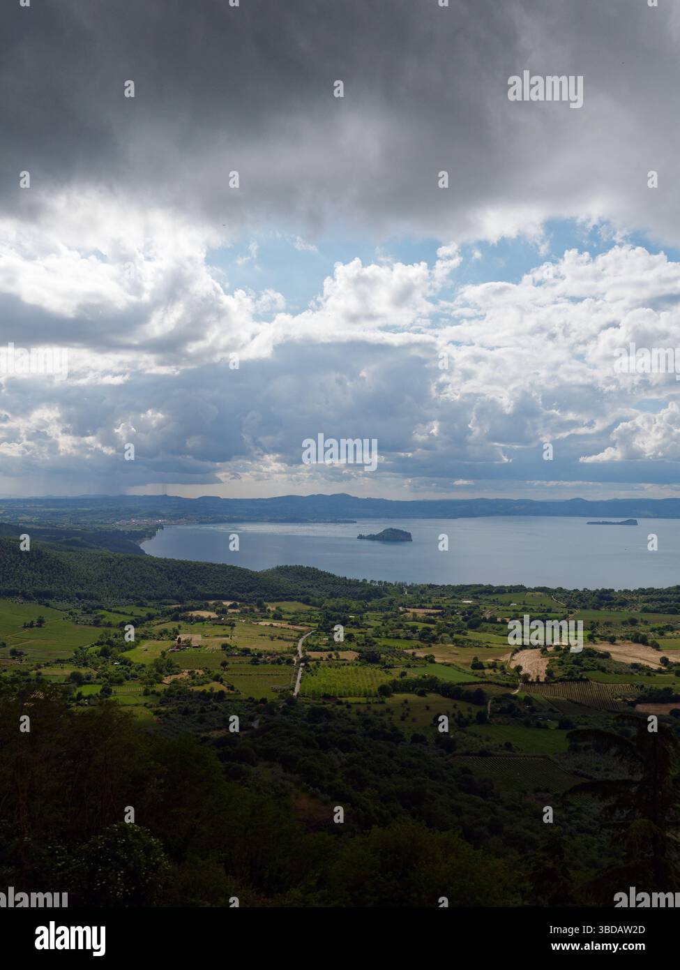 Dramatischer Himmel über dem See Bolsena von Montefiascone mit umliegenden Landschaften im Schatten, Region Latium, Italien. Mai 2025 Stockfoto