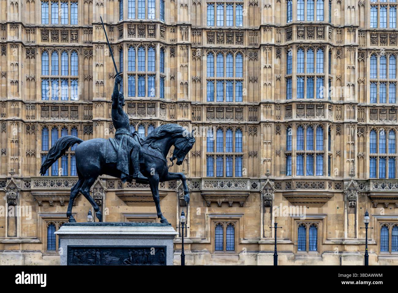 Richard Coeur de Lion ist eine denkmalgeschützte Reiterstatue des englischen Monarchen Richard I. aus dem 12. Jahrhundert, auch bekannt als Richard Löwenherz. Stockfoto