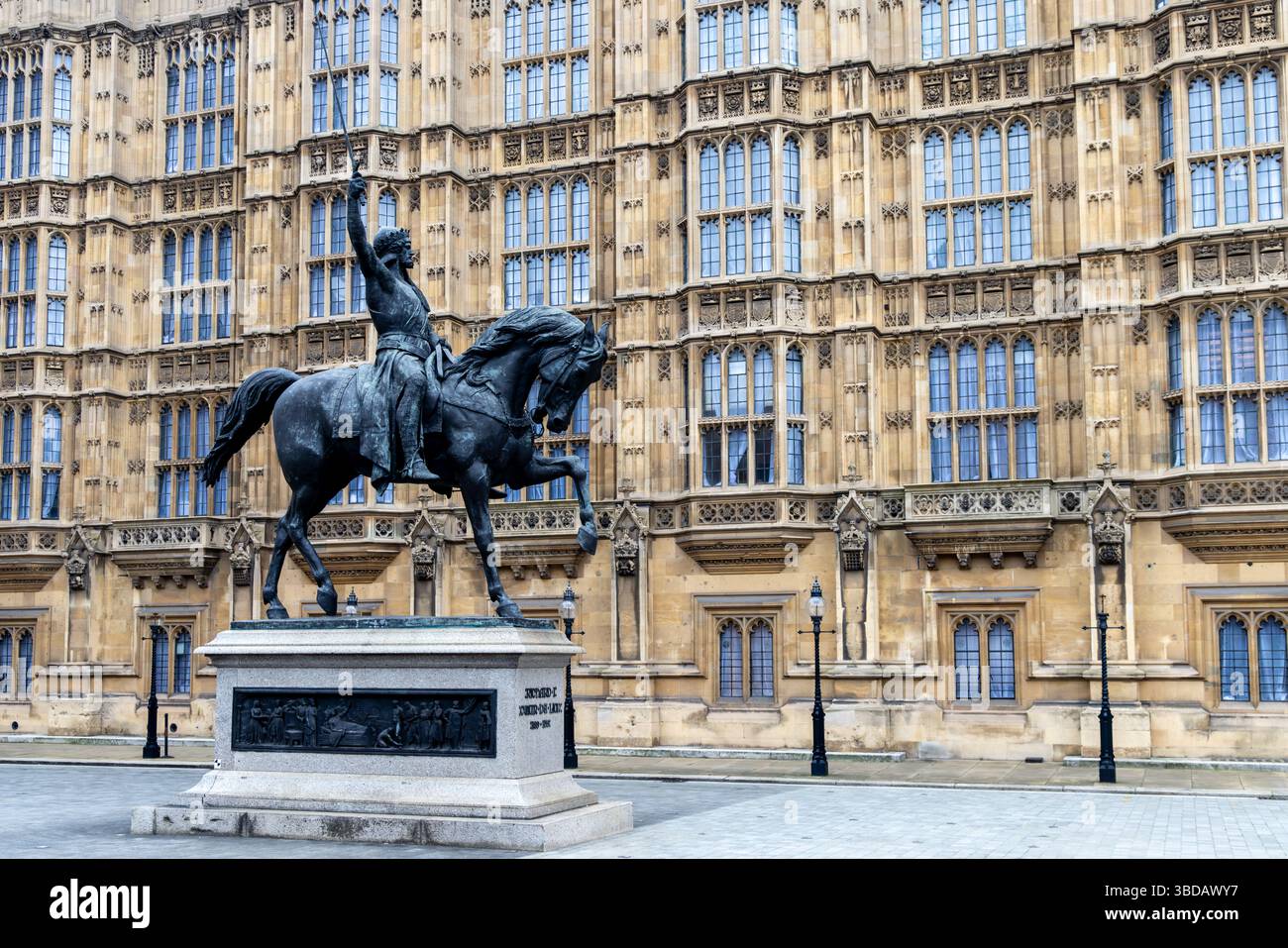 Richard Coeur de Lion ist eine denkmalgeschützte Reiterstatue des englischen Monarchen Richard I. aus dem 12. Jahrhundert, auch bekannt als Richard Löwenherz. Stockfoto