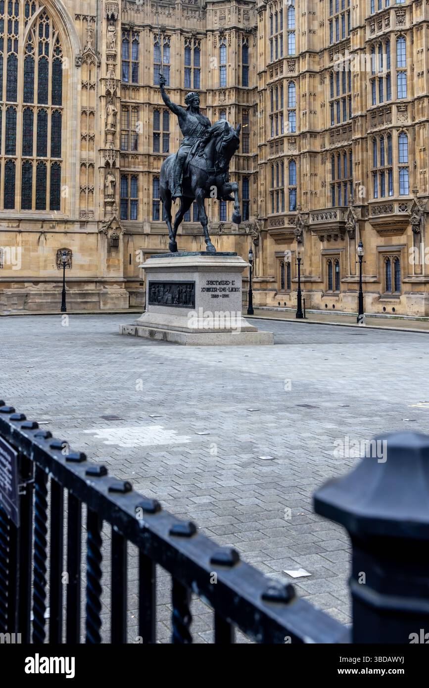 Richard Coeur de Lion ist eine denkmalgeschützte Reiterstatue des englischen Monarchen Richard I. aus dem 12. Jahrhundert, auch bekannt als Richard Löwenherz. Stockfoto