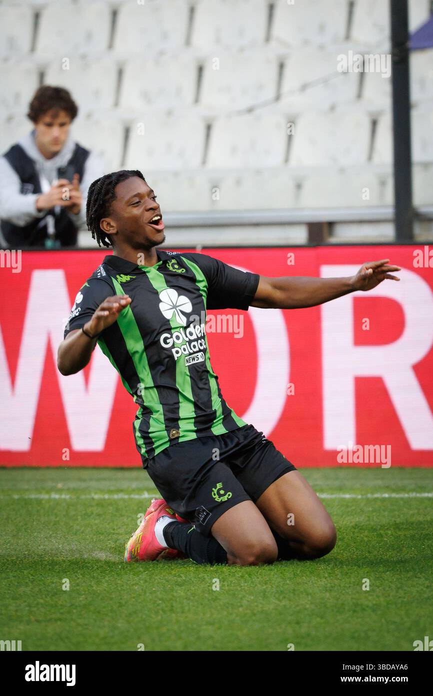 Brügge, Belgien. Mai 2025. Cercle Flavio Nazinho feiert nach einem Fußballspiel zwischen Cercle Brugge und Patro Eisden Maasmechelen am Freitag, den 23. Mai 2025, in Brügge, dem zweiten Leg der Abstiegs-Play-offs-Finals der belgischen Meisterschaft „Jupiler Pro League“ 2024-2025. Der Gewinner des Treffens qualifiziert sich für das Spiel in der ersten Division. BELGA FOTO KURT DESPLENTER Credit: Belga Nachrichtenagentur/Alamy Live News Stockfoto