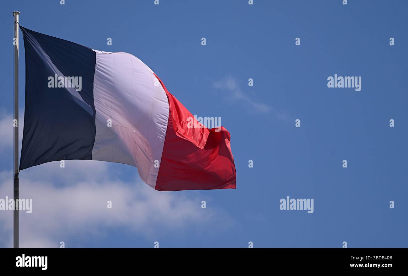 Paris, Frankreich. Mai 2025. Die französische Flagge fliegt während des Ministerrates am 23. Mai 2025 - 23. Mai 05/2025 - France/Ile-de-France (Region)/Paris - Julien Mattia/Le Pictorium Credit: LE PICTORIUM/Alamy Live News Stockfoto
