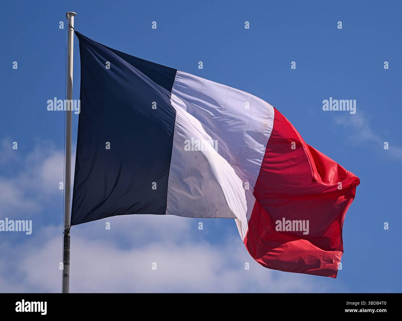 Paris, Frankreich. Mai 2025. Die französische Flagge fliegt während des Ministerrates am 23. Mai 2025 - 23. Mai 05/2025 - France/Ile-de-France (Region)/Paris - Julien Mattia/Le Pictorium Credit: LE PICTORIUM/Alamy Live News Stockfoto
