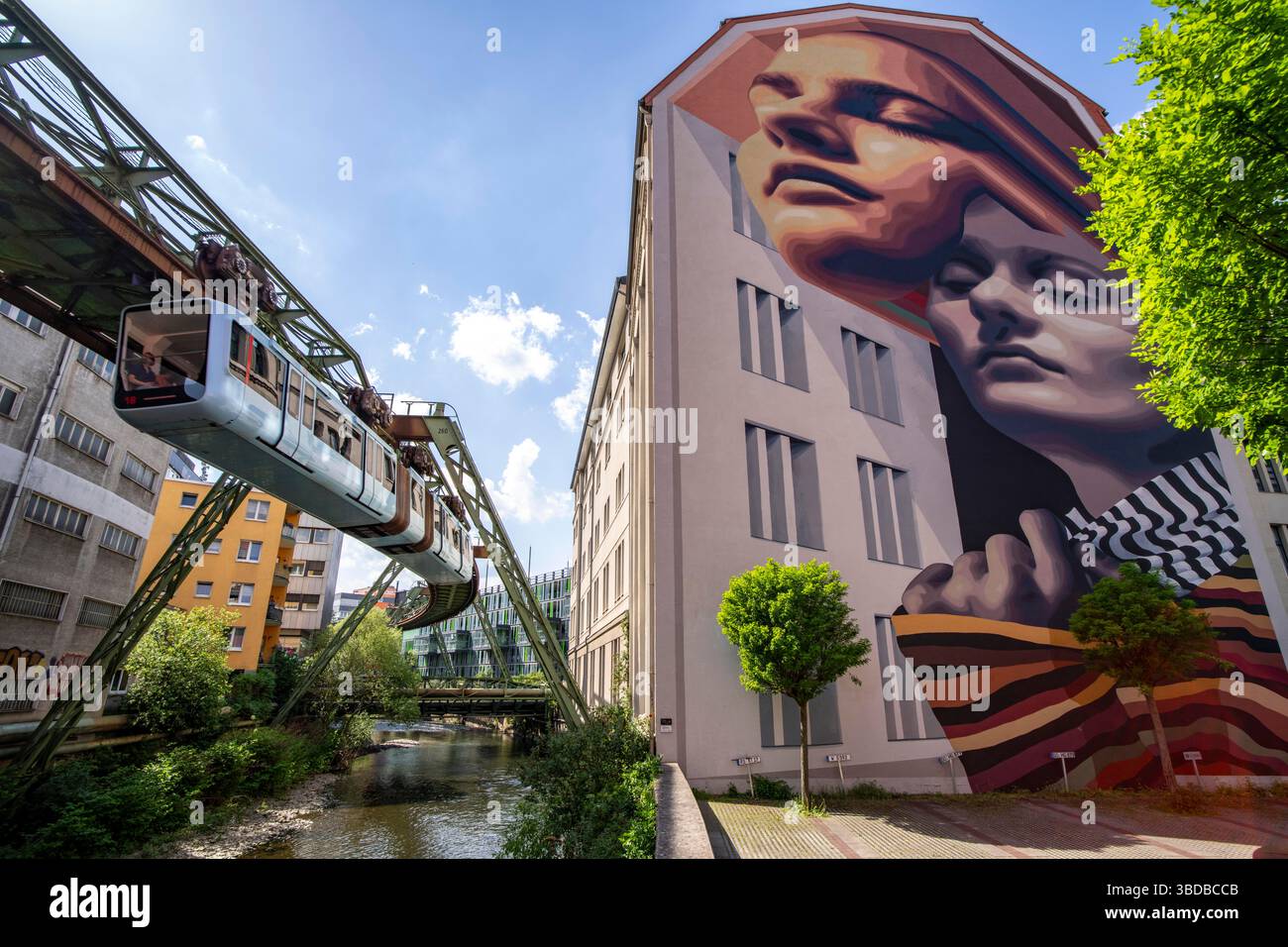 Straßenkunst in Wuppertal, große Wandmalereien internationaler Künstler sind an über 40 Hauswänden zu sehen, hier das Mural Café Müller aus dem Projekt Pina Ba Stockfoto