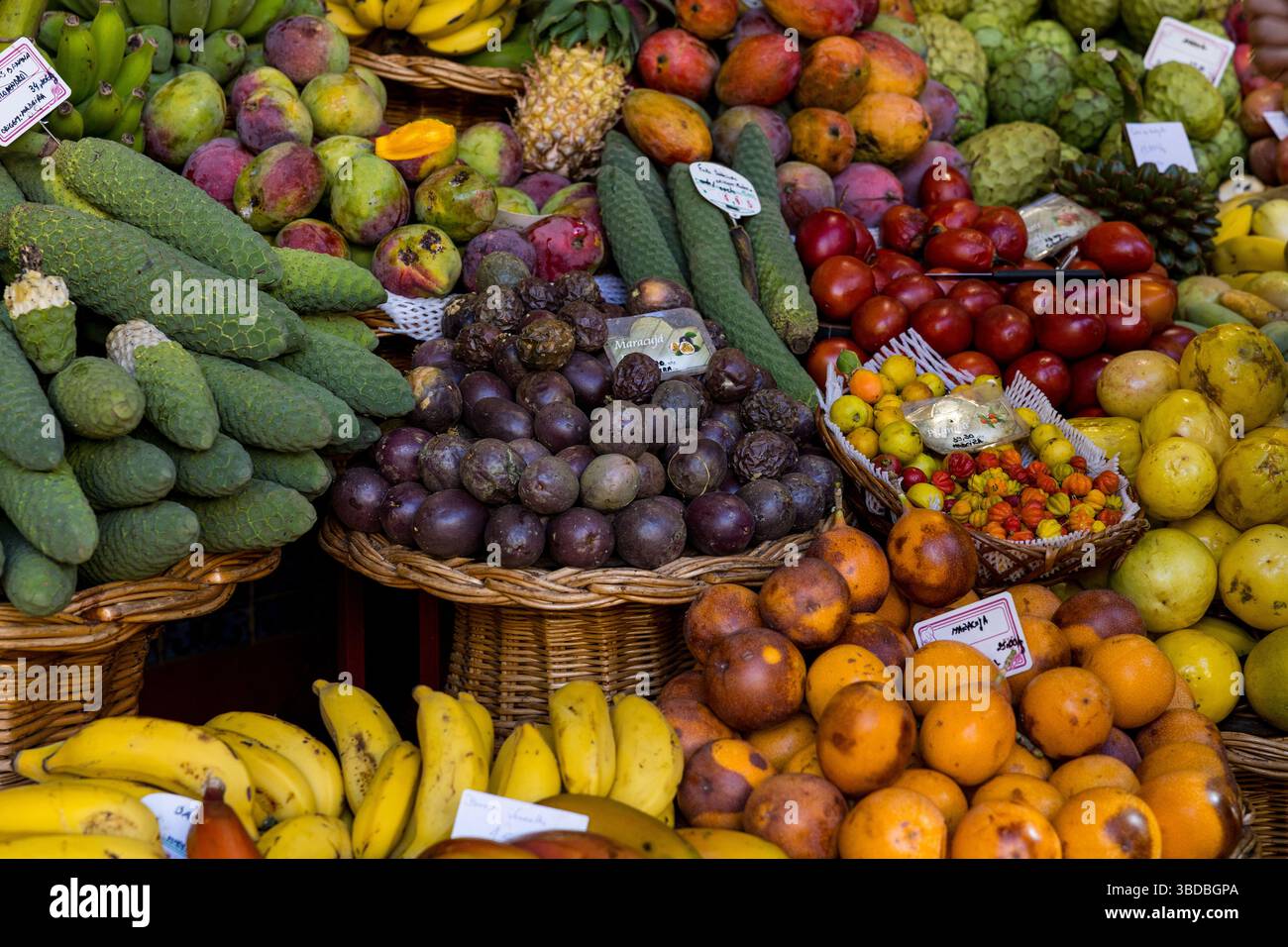 Funchal, Madeira - 01.10.2024: Auswahl an lokalen typischen Früchten auf dem Bauernmarkt (Mercado dos Lavradores) in Funchal. Insel Madeira, Portugal Stockfoto