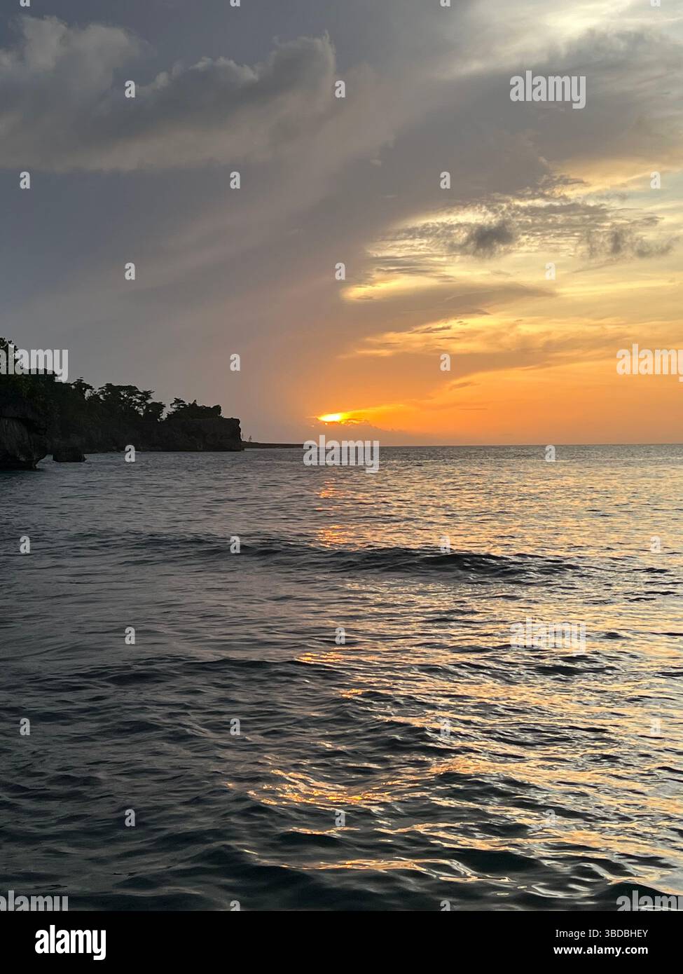 Jamaican Urlaub Ozean bei Sonnenuntergang - Smartphone-aufgenommenes Stockfoto