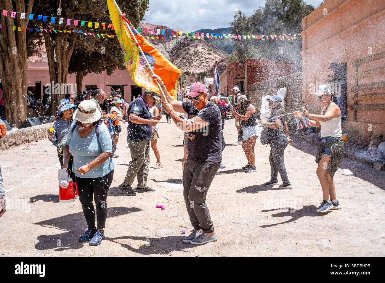 Nachtschwärmer Beim Jährlichen Karneval In Purmamarca, Provinz Jujuy, Argentinien. Stockfoto