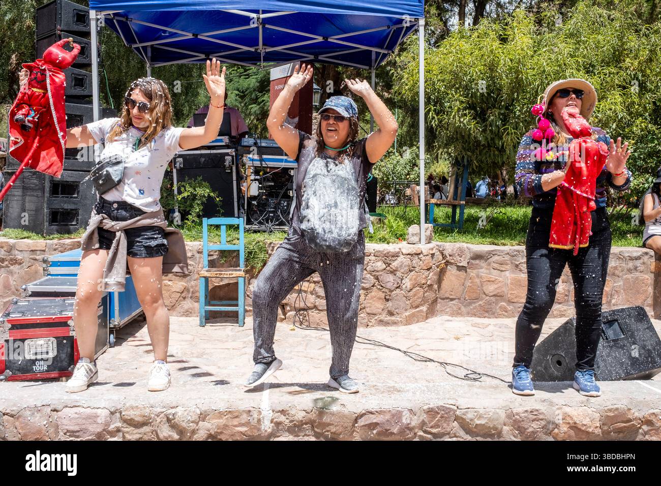 Nachtschwärmer Tanzen Beim Jährlichen Karneval In Purmamarca, Provinz Jujuy, Argentinien. Stockfoto