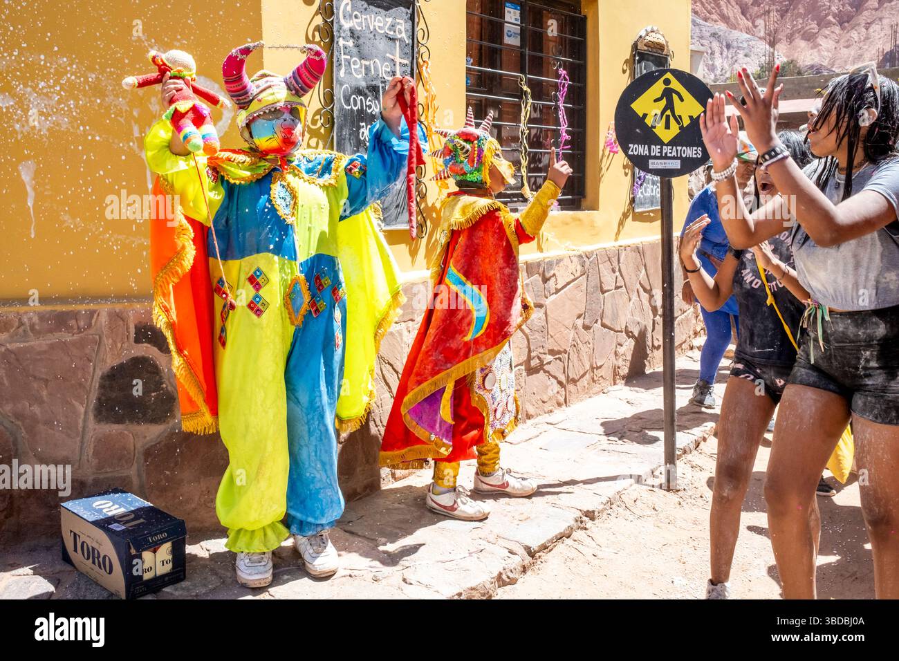 Nachtschwärmer Beim Jährlichen Karneval In Purmamarca, Provinz Jujuy, Argentinien. Stockfoto