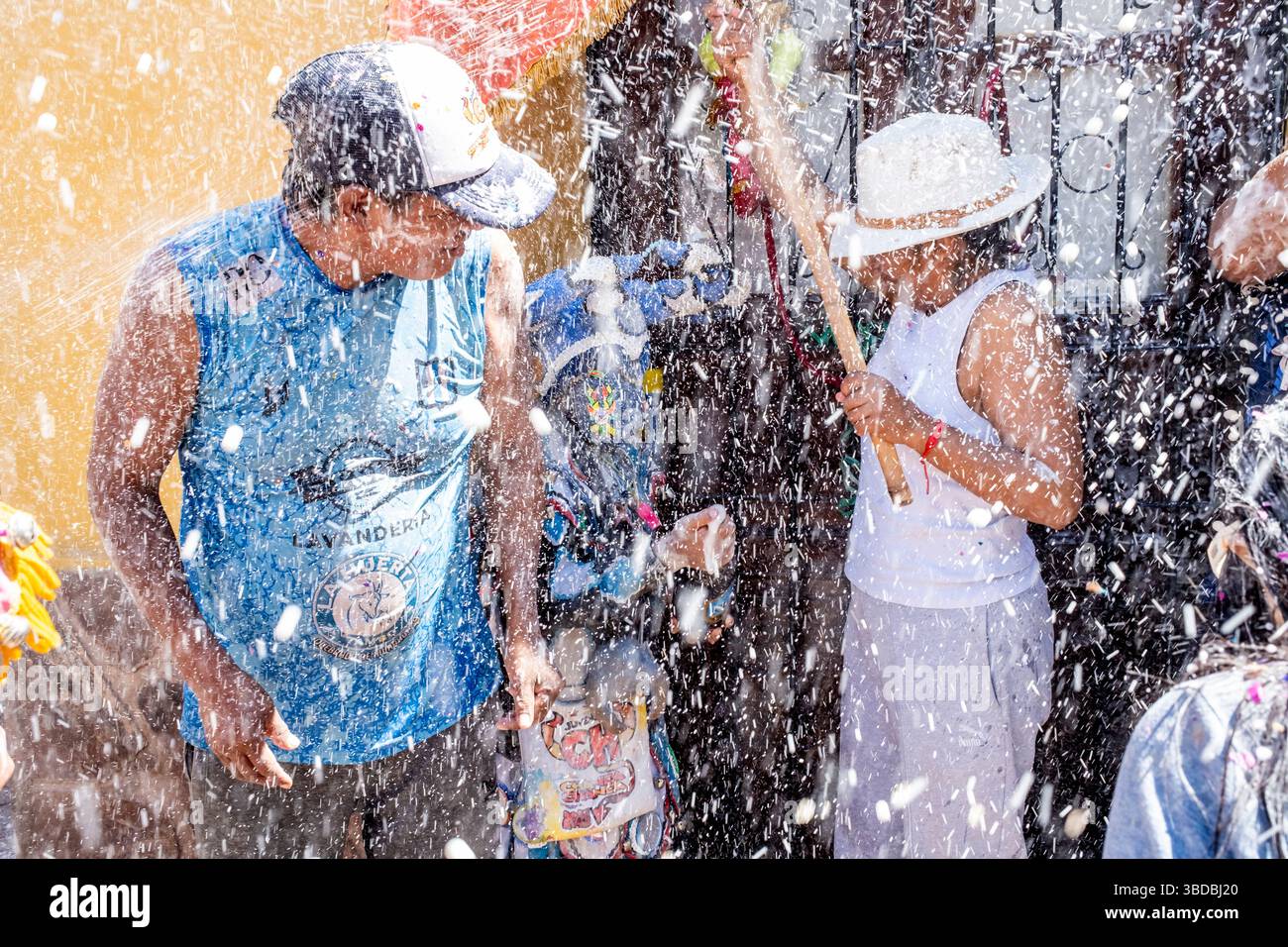 Nachtschwärmer Beim Jährlichen Karneval In Purmamarca, Provinz Jujuy, Argentinien. Stockfoto