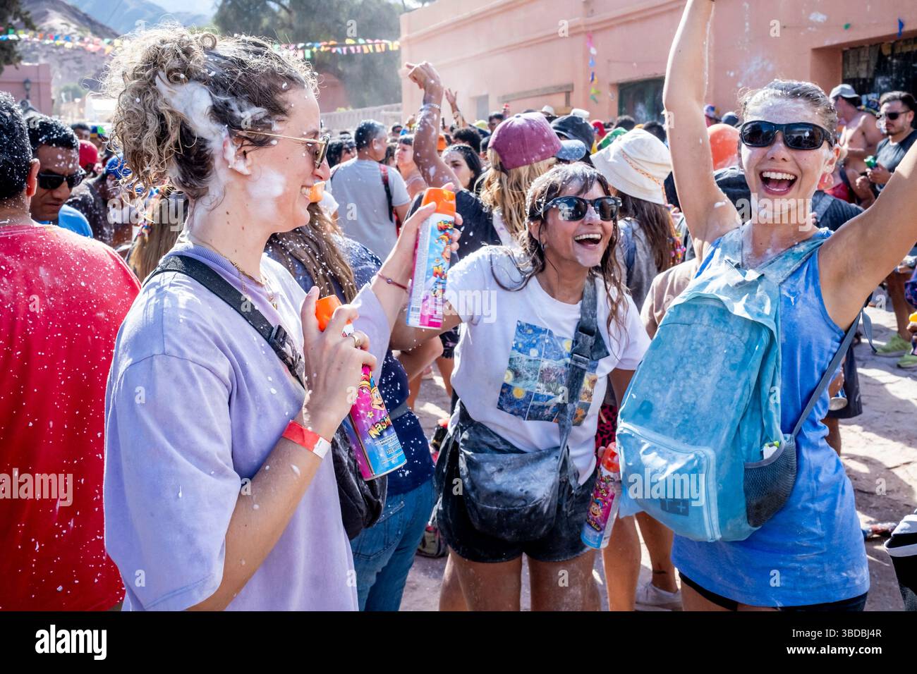 Weibliche Nachtschwärmer Beim Jährlichen Karneval In Purmamarca, Provinz Jujuy, Argentinien. Stockfoto