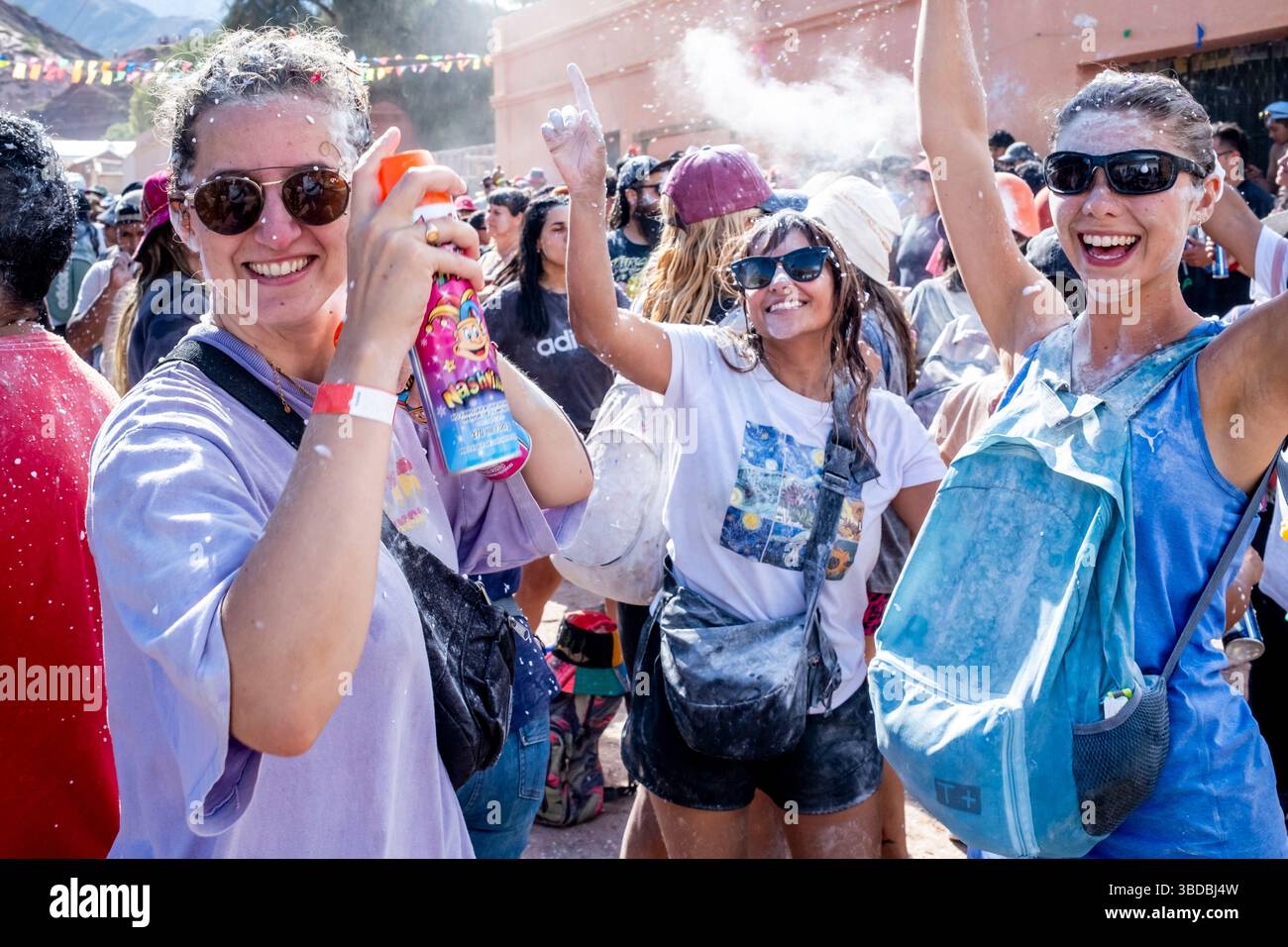 Weibliche Nachtschwärmer Beim Jährlichen Karneval In Purmamarca, Provinz Jujuy, Argentinien. Stockfoto