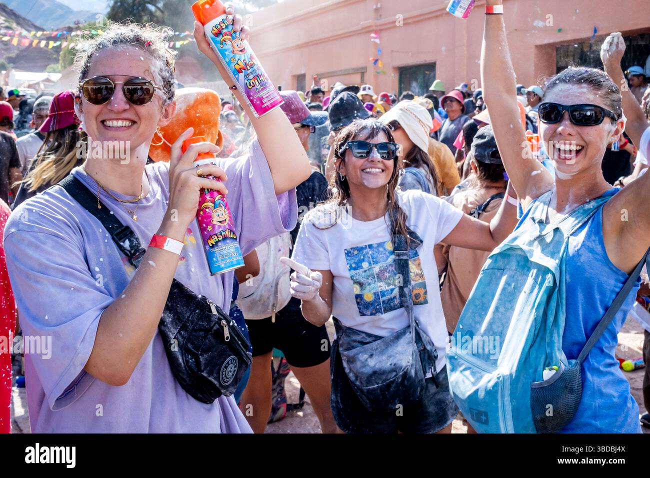 Weibliche Nachtschwärmer Beim Jährlichen Karneval In Purmamarca, Provinz Jujuy, Argentinien. Stockfoto