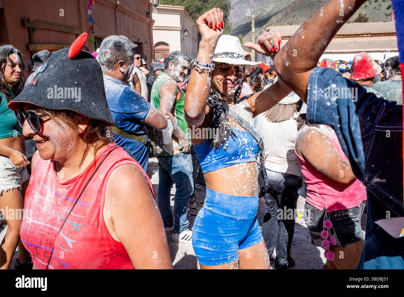 Nachtschwärmer Beim Jährlichen Karneval In Purmamarca, Provinz Jujuy, Argentinien. Stockfoto
