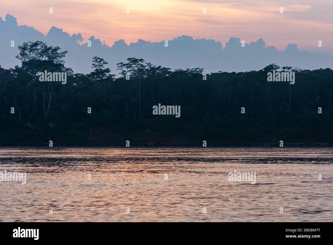 Sonnenaufgang auf dem Tambopata-Fluss im peruanischen Amazonas-Regenwald Stockfoto