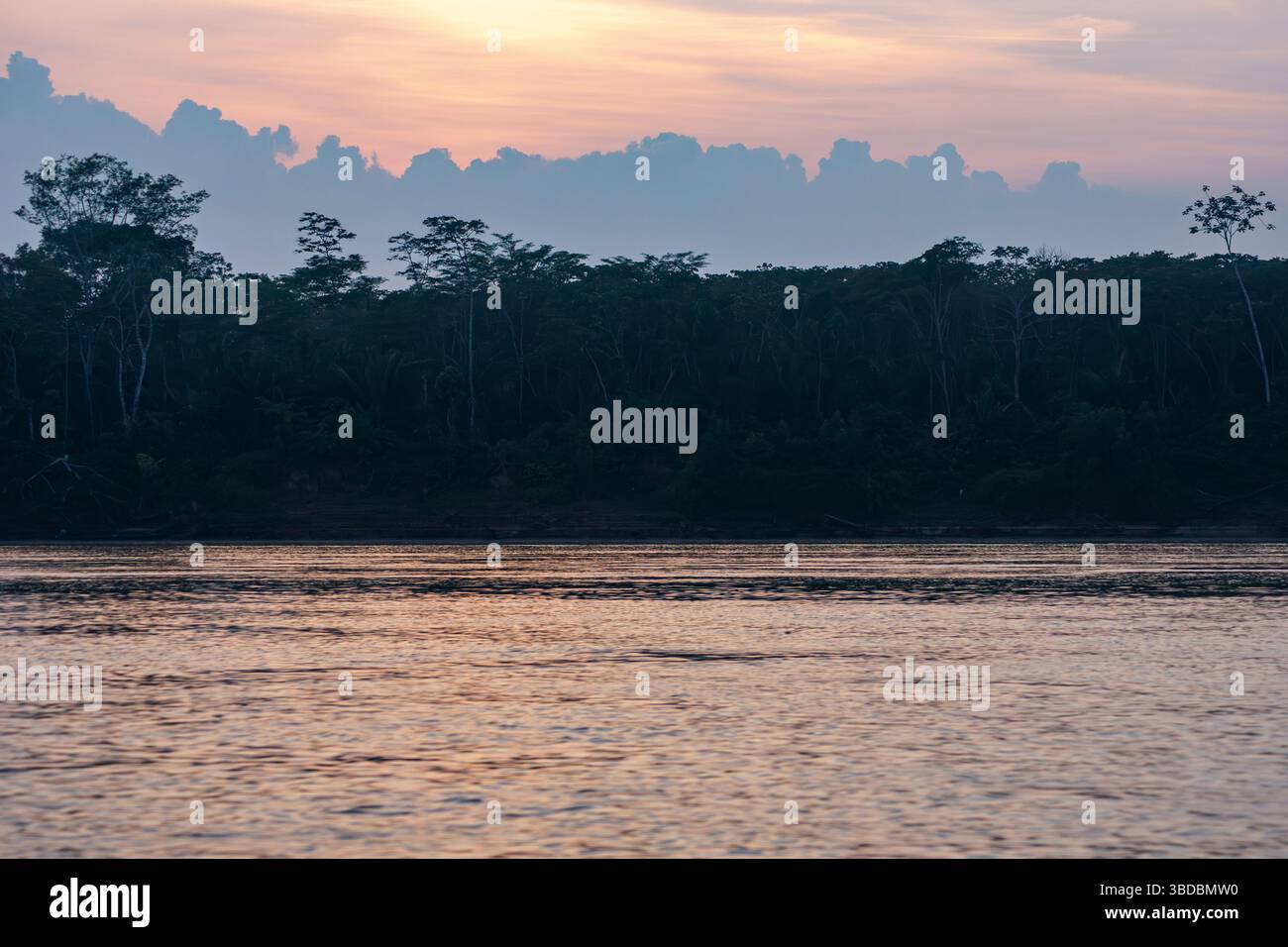 Sonnenaufgang auf dem Tambopata-Fluss im peruanischen Amazonas-Regenwald Stockfoto
