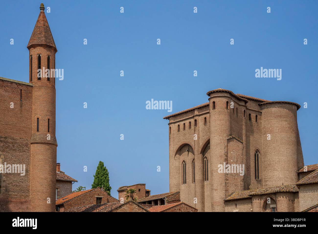 Ein hoher zylindrischer Backsteinturm im Berbie Palace in Albi, Frankreich, zeichnet sich durch seine mittelalterliche Verteidigungsarchitektur und seine befestigten Steinmauern aus. Stockfoto