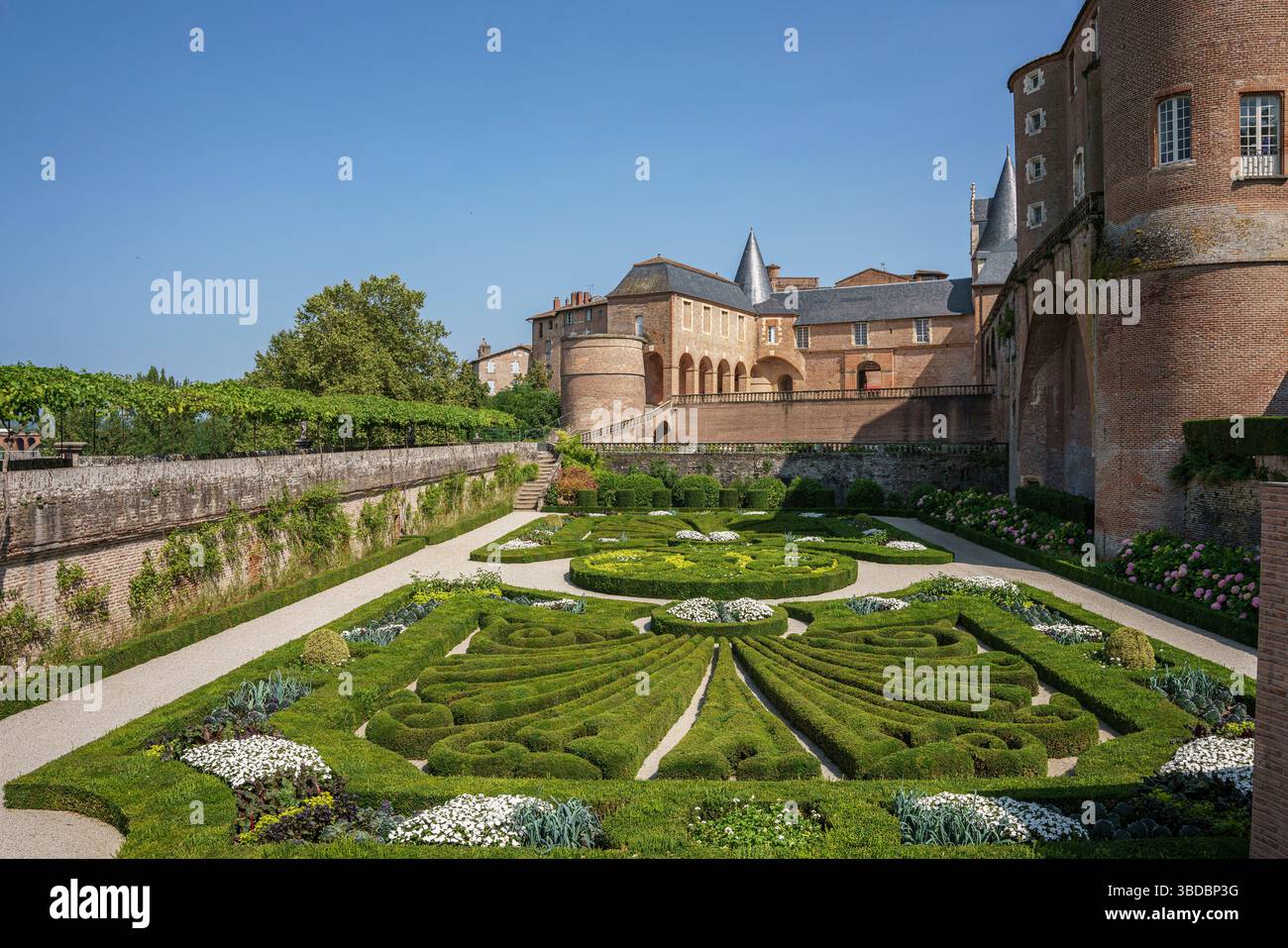 Blick aus der Vogelperspektive auf formell gemusterte Gärten neben den Backsteinmauern des Berbie Palace in Albi Frankreich, das zum UNESCO-Weltkulturerbe gehört. Stockfoto