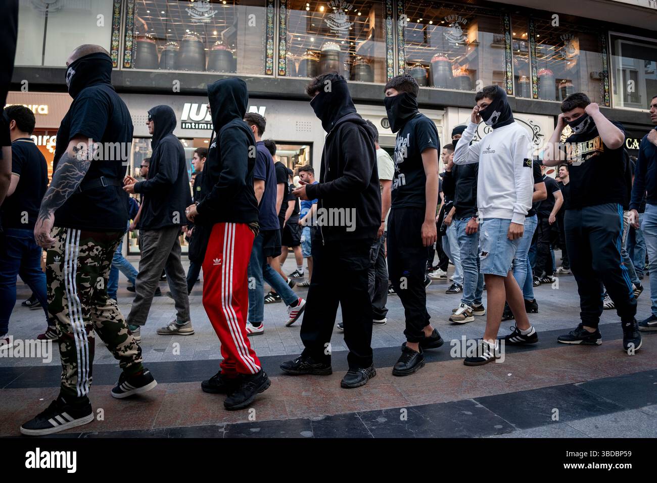 Madrid, Madrid, Spanien. Mai 2025. Mehrere Menschen verstecken ihre Gesichter während der˜-Remigration. Für die Demonstration sicherer Viertel in Madrid, Spanien. Der von Falange EspaÃ±ola organisierte marsch fordert die massenhafte Deportation von Einwanderern, die in Spanien angekommen sind, in ihre Herkunftsländer. (Kreditbild: © Angel Perez/ZUMA Press Wire) NUR REDAKTIONELLE VERWENDUNG! Nicht für kommerzielle ZWECKE! Stockfoto
