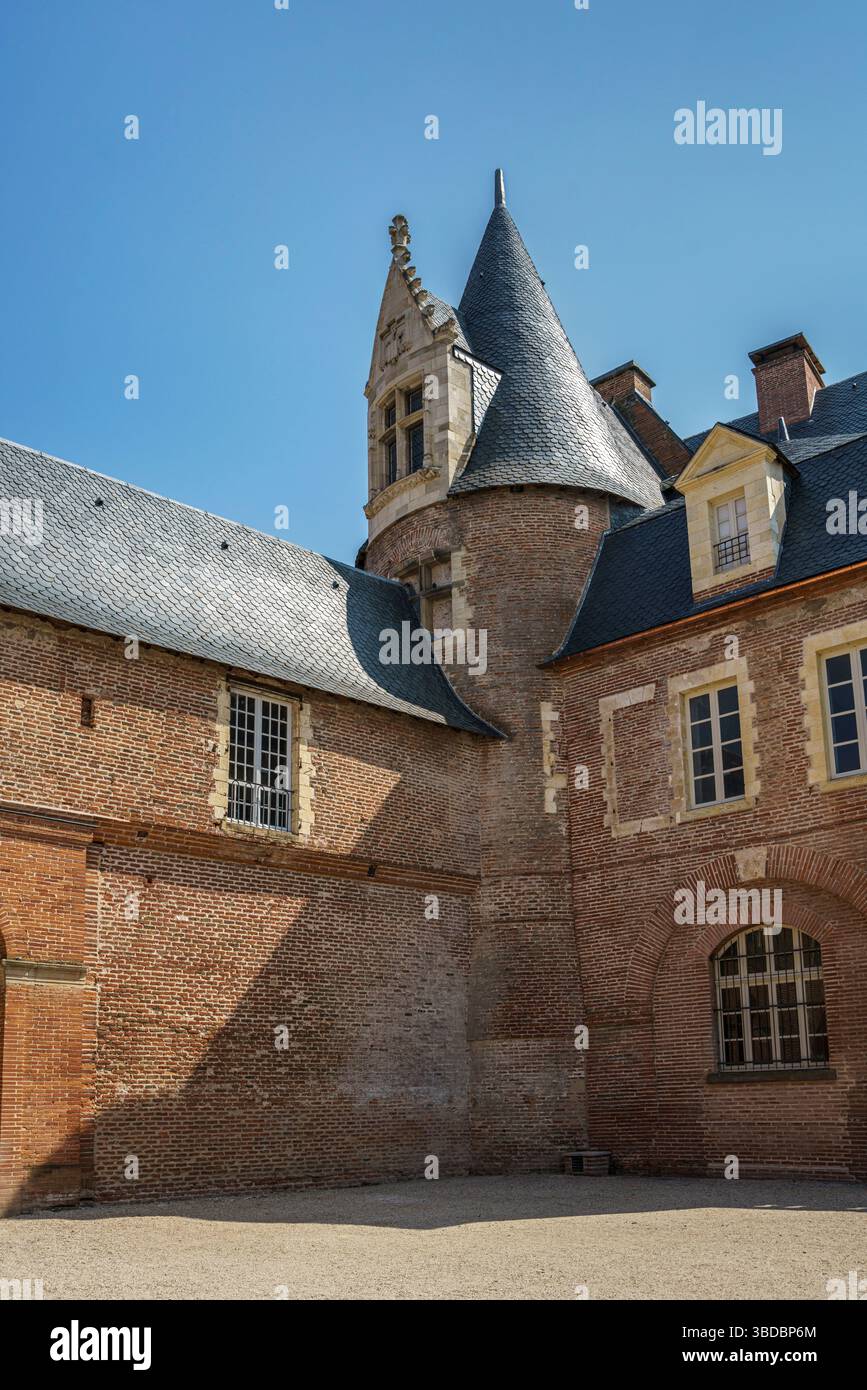 Hohe Backsteintürme und Schieferdächer kennzeichnen den Berbie Palace in Albi Frankreich mit kunstvollen Fenstern und üppigen Gärten in diesem UNESCO-Weltkulturerbe. Stockfoto