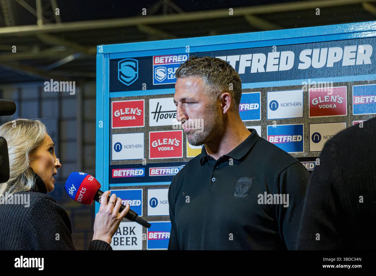 Sam Burgess Interview nach der 12. Niederlage der Warrington Wolves in der Super League im Halliwell Jones Stadium, Warrington, Großbritannien, 23.05.2025 Stockfoto