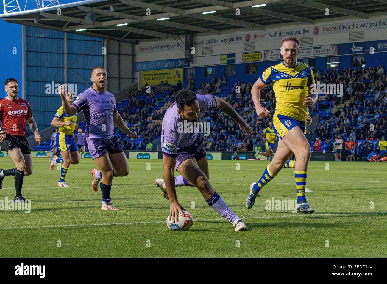 Tyrone May erzielte einen Versuch für Hull KR gegen Warrington Wolves in Runde 12 der Super League im Halliwell Jones Stadium, Warrington, Großbritannien, 23.05.2025 Stockfoto